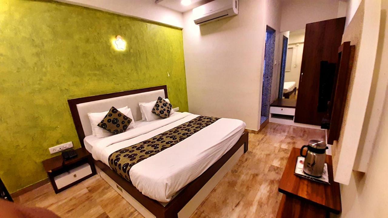 Hotel Tulip Plaza Ахмедабад Экстерьер фото