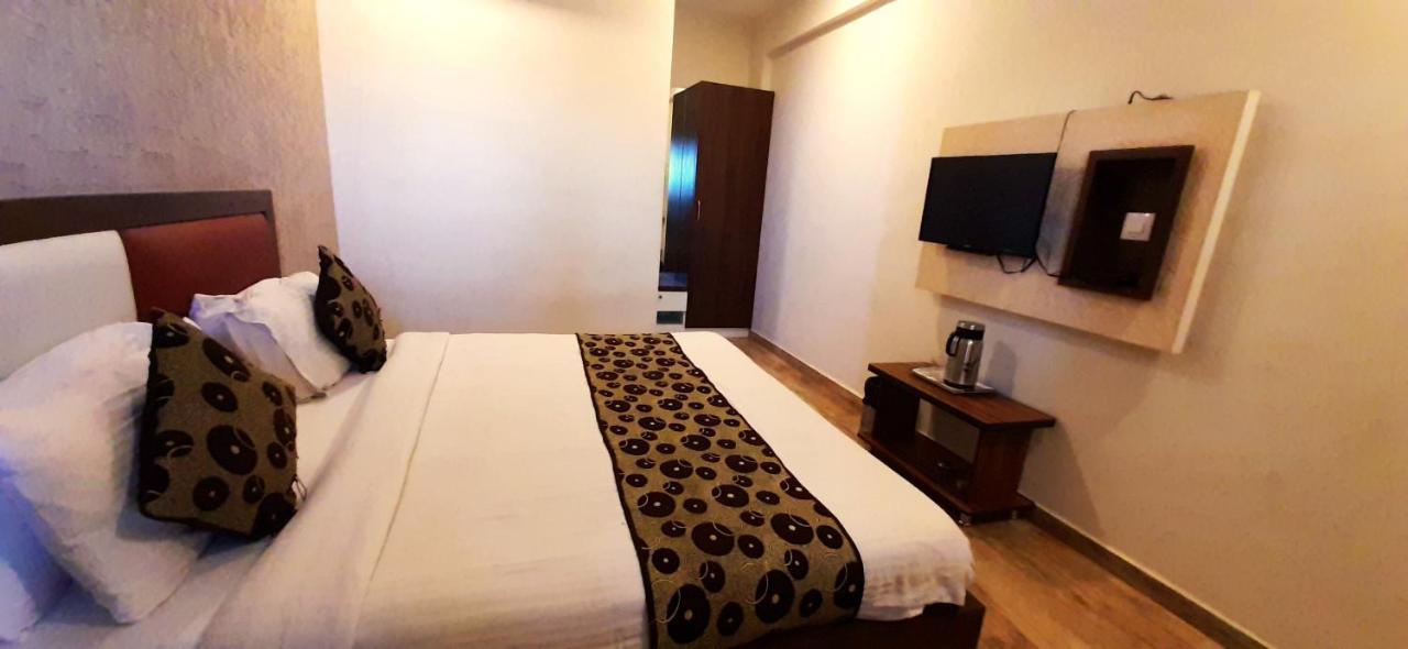 Hotel Tulip Plaza Ахмедабад Экстерьер фото