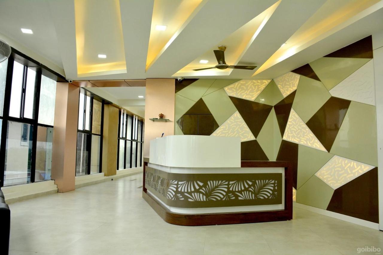 Hotel Tulip Plaza Ахмедабад Экстерьер фото