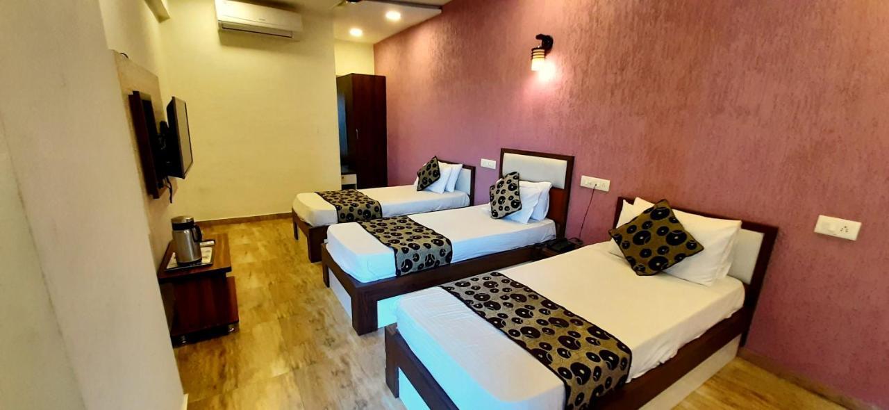 Hotel Tulip Plaza Ахмедабад Экстерьер фото
